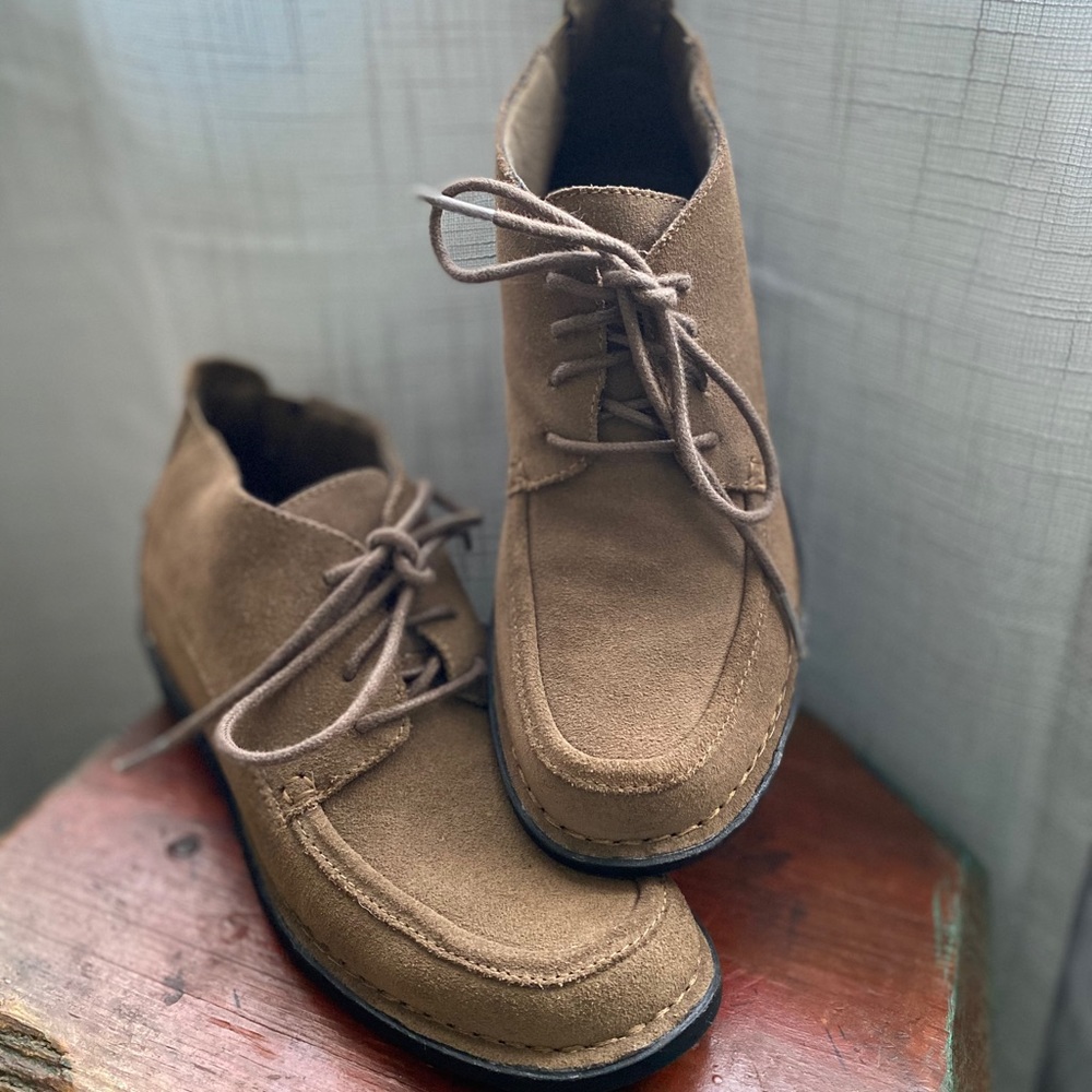 Clark’s camel suede lace booties Sz 7.5